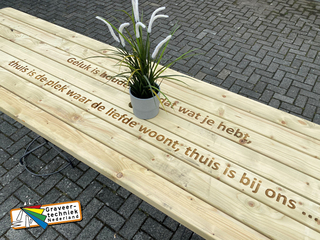 Tekst in houten tafel